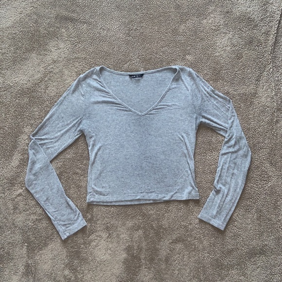 Gray V-neck long sleeve - Picture 1 of 1
